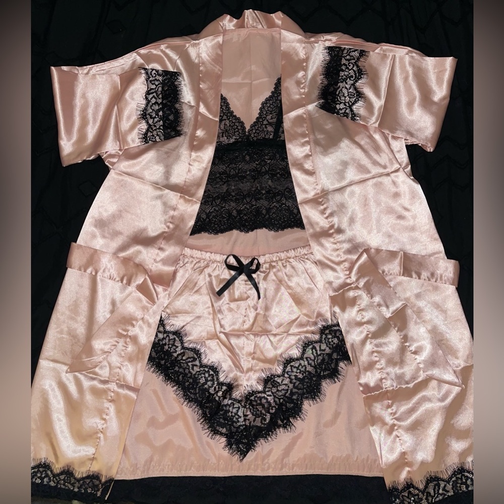 Women’s 4pc Large Pink Satin and Black Lace Lingerie Sleepwear/Robe Set